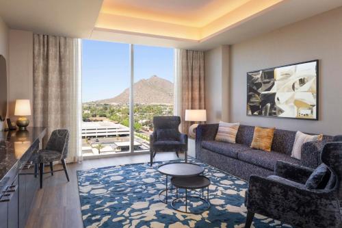 Two-Room Deluxe King Suite - Mountain View image 4