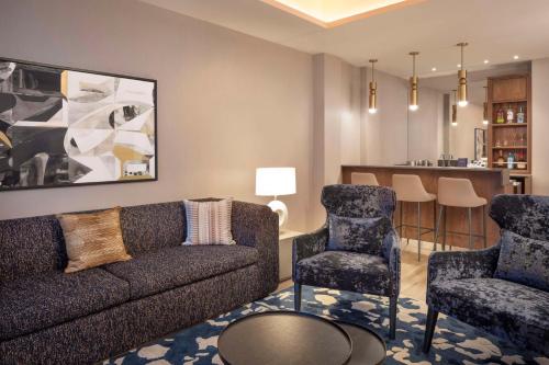 Two-Room Deluxe King Suite - Mountain View image 3