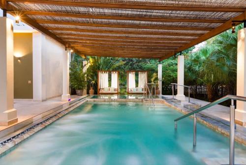 Swimming pool, Family Villa, Pool & Exclusive Resort Access in Playa Conchal