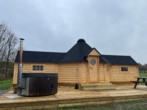 Kota finlandais avec bain nordique privatif et ferme pédagogique - FR-1-410-457 gîte à louer Parigné-le-Pôlin