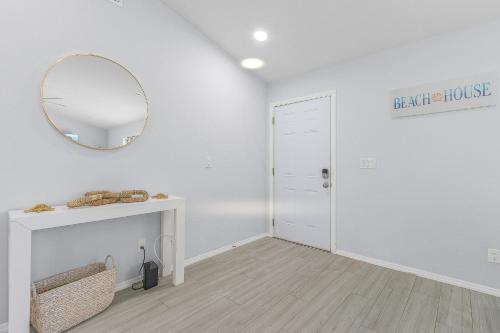Sleek Cape Coral Vacation Rental with Private Pool thumb 4