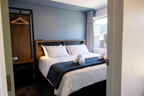 1 double bed, 2 twin beds