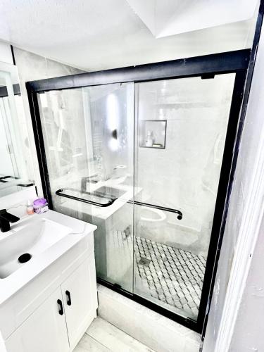 Private Room Near Airport D7 in Misisauga
