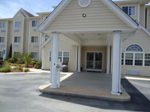 Golden Isles Inn & Suites Brunswick South – Brunswick, GA