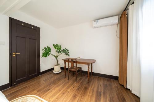 Tonight Homestay South Shanxi Road Shanghai, Shanghai (photo 9)