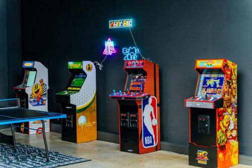 River's Edge Riverfront with Hot Tub Sauna & Game Room