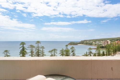 Modern Manly Apartment with Stunning Views Pool - image 3