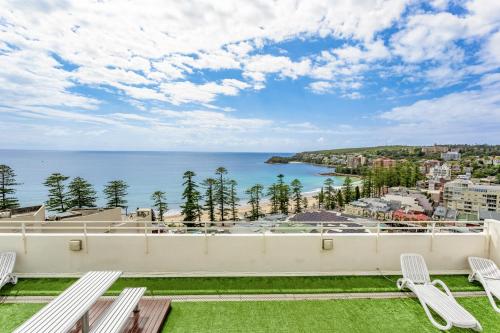 Modern Manly Apartment with Stunning Views Pool - image 4