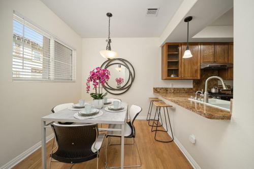 köök, 4Bed 3Bath Modern Townhouse - Four bedrooms near Pasadena, LA in Duarte (CA)
