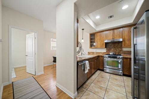 köök, 4Bed 3Bath Modern Townhouse - Four bedrooms near Pasadena, LA in Duarte (CA)