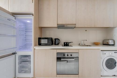 Luxury Palm Tower Studio Apartments with Pool and Fantastic Sea View, Dubai (photo 7)