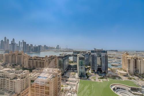 Luxury Palm Tower Studio Apartments with Pool and Fantastic Sea View, Dubai (photo 4)