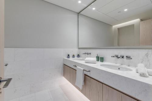 Luxury Palm Tower Studio Apartments with Pool and Fantastic Sea View, Dubai (photo 10)