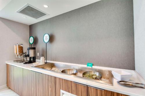 Embassy Suites by Hilton Louisville East - image 11