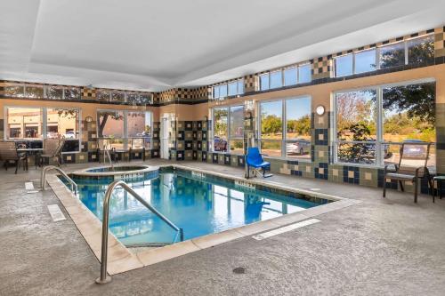 Swimming pool, Comfort Inn & Suites Near Lake Lewisville in Lake Dallas