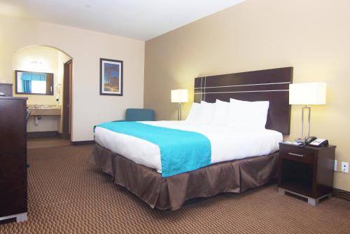Americas Best Value Inn & Suites Cuero Room Type - Room, 1 King Bed, Non Smoking, Kitchenette