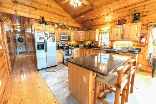 Kitchen, Sugar Camp Cabin 3424 in Pigeon Forge Suburbs