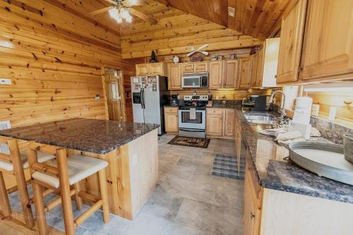 Kitchen, Sugar Camp Cabin 3424 in Pigeon Forge Suburbs