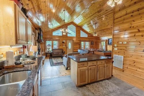 Kitchen, Sugar Camp Cabin 3424 in Pigeon Forge Suburbs