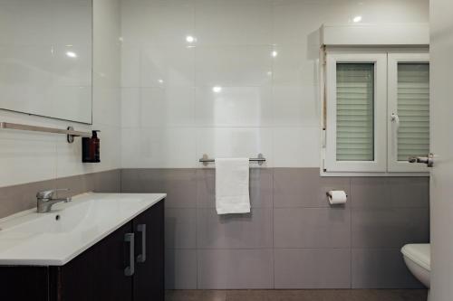 Santiago Apartments by Olala Homes - 화장실
