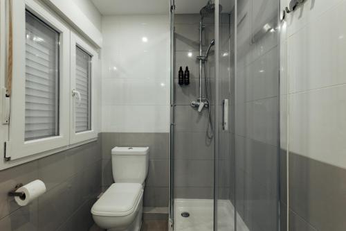 Santiago Apartments by Olala Homes - 화장실