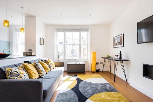 Bright and Modern Earls Court Gem, Londra