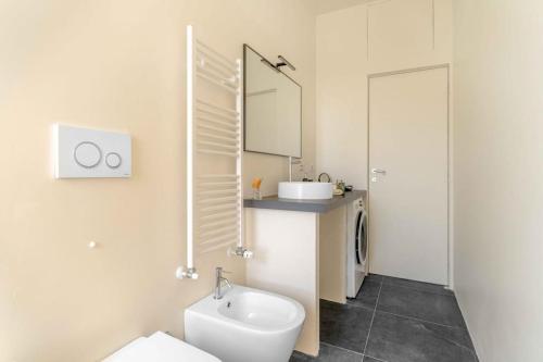 Vibrant Navigli block Apt with AirCondition Porta Genova M2 4