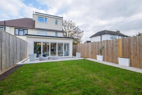 Stunning 6-Bed House with Games Room | Garden | Near Pinewood | Iver - image 12