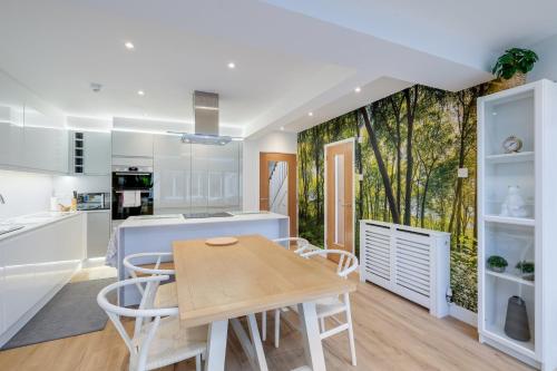 Stunning 6-Bed House with Games Room | Garden | Near Pinewood | Iver - image 14