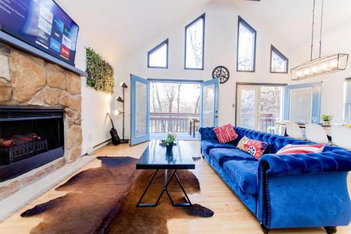 4 BD Stylish Cottage W Private Pool & hot-tub in East Stroudsburg, USA