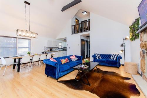 4 BD Stylish Cottage W Private Pool & hot-tub in East Stroudsburg, USA