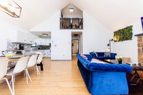 4 BD Stylish Cottage W Private Pool & hot-tub in East Stroudsburg, USA