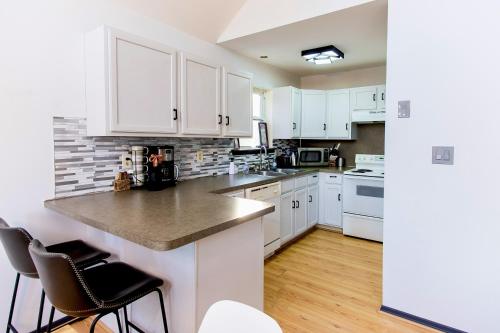 4 BD Stylish Cottage W Private Pool & hot-tub in East Stroudsburg, USA