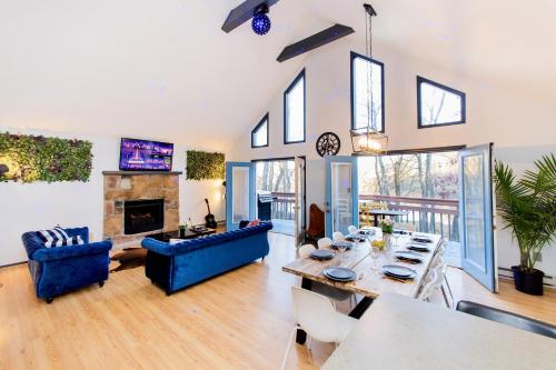 4 BD Stylish Cottage W Private Pool & hot-tub in East Stroudsburg, USA