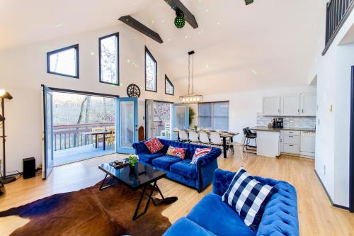 4 BD Stylish Cottage W Private Pool & hot-tub in East Stroudsburg, USA