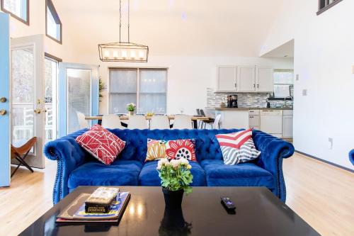 4 BD Stylish Cottage W Private Pool & hot-tub in East Stroudsburg, USA
