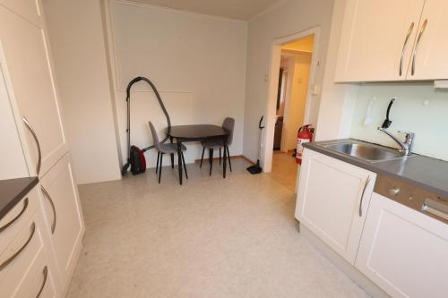 Close to city center, 900 m, 2 bedrooms, 1st floor 2
