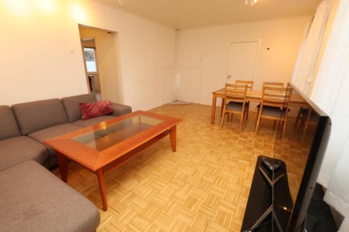 Close to city center, 900 m, 2 bedrooms, 1st floor 4