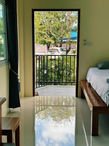 บ้านอยู่ดีโฮมสเตย์ near Lan Rak Waterfall