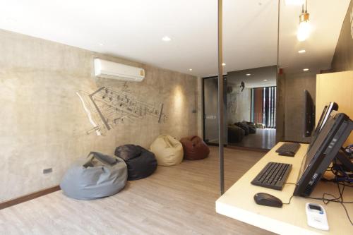 A Hotelcom Cazz Hostel Hostel Bangkok Thailand Price - 