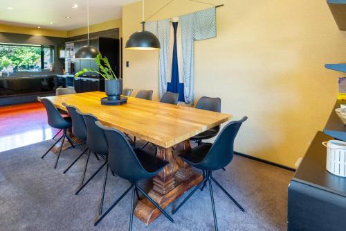 Kitchen, Families and Groups, Chch Airport, Spa Pool in Christchurch Airport