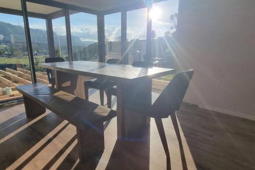Modern Hilltop Retreat with Mountain Views in 諾剛霍塔哈