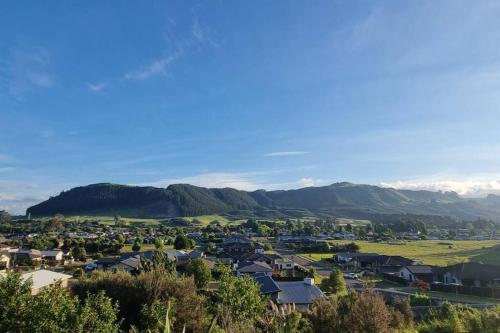 Modern Hilltop Retreat with Mountain Views in 諾剛霍塔哈
