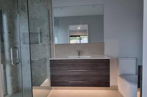 Modern Hilltop Retreat with Mountain Views in 諾剛霍塔哈
