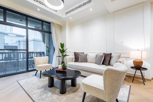 Upgraded 1BR Retreat with Iconic Burj Khalifa Views, Дубай (фото 9)