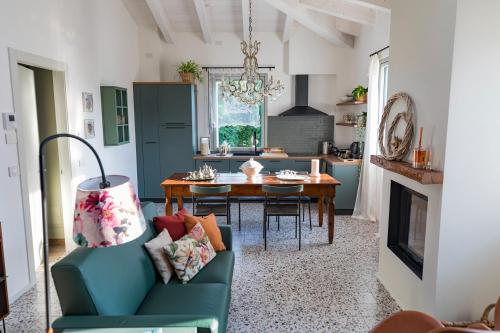 ห้องส่วนกลางสำหรับนั่งเล่น/ดูทีวี, Saranto, Maison du Charme - La Tua Oasi nel Verde dell'Emilia in คาร์ปี