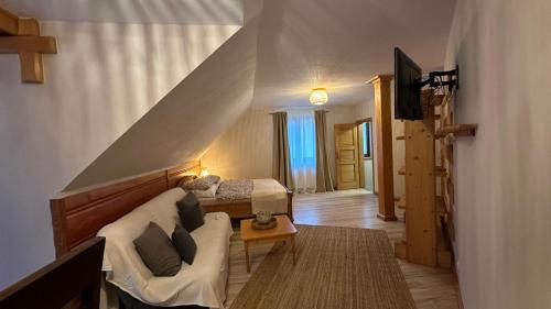 1 queen bed, 1 sofa bed
