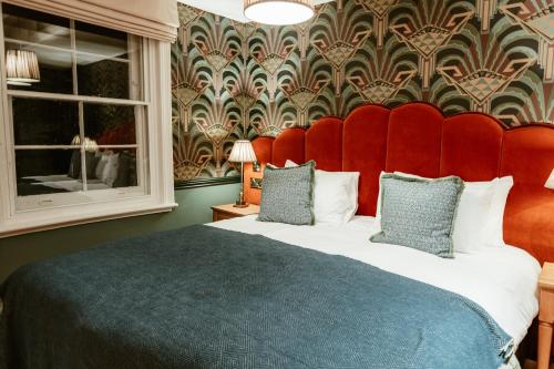 Hand & Flower - image 4