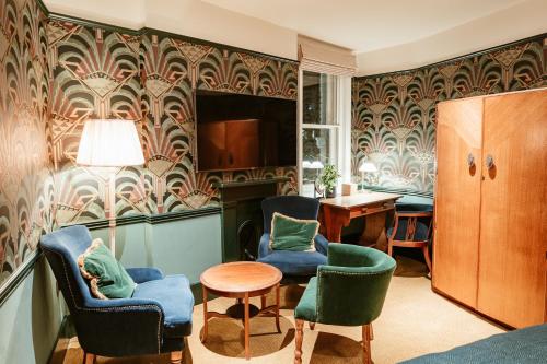 Hand & Flower - image 6