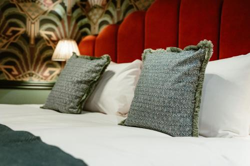 Hand & Flower - image 11